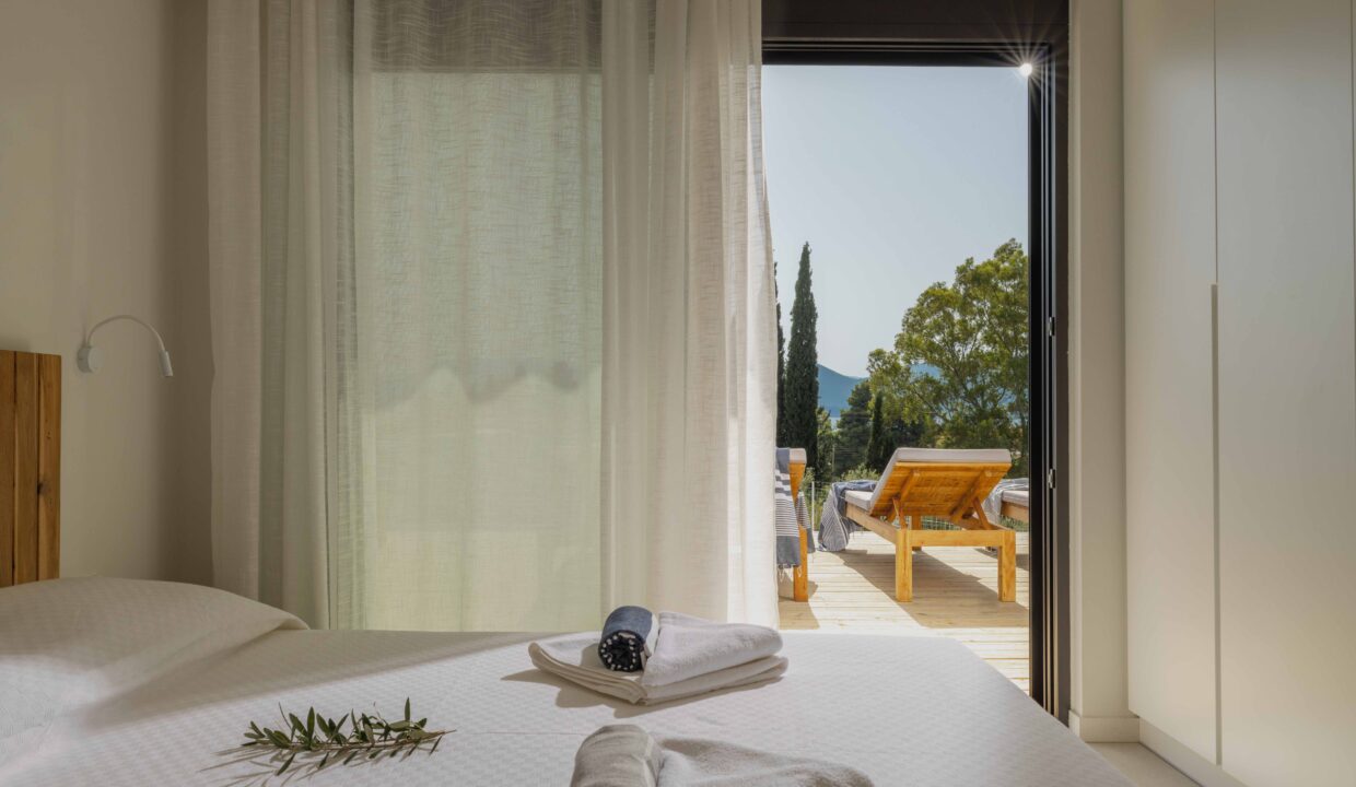 master bedroom near de pool