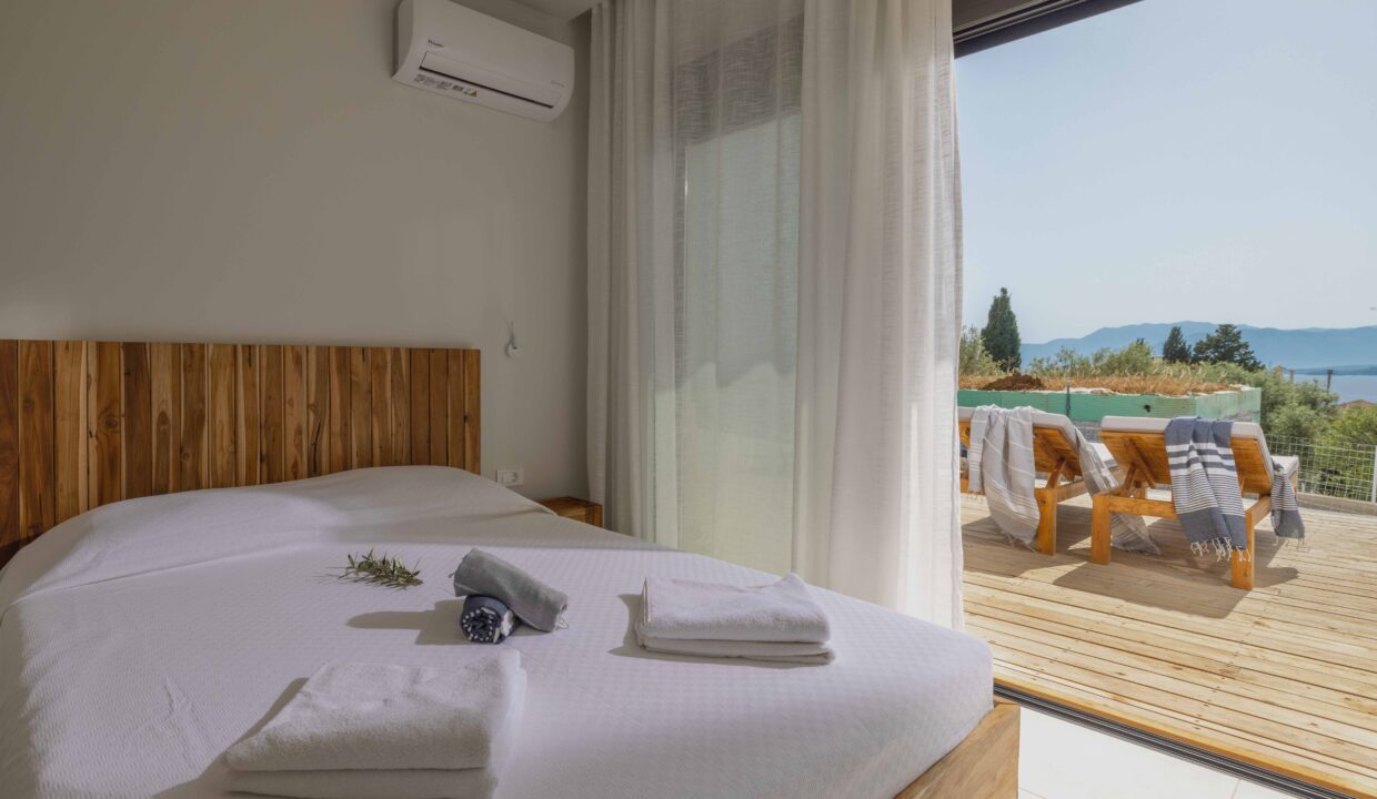master bedroom near sundeck