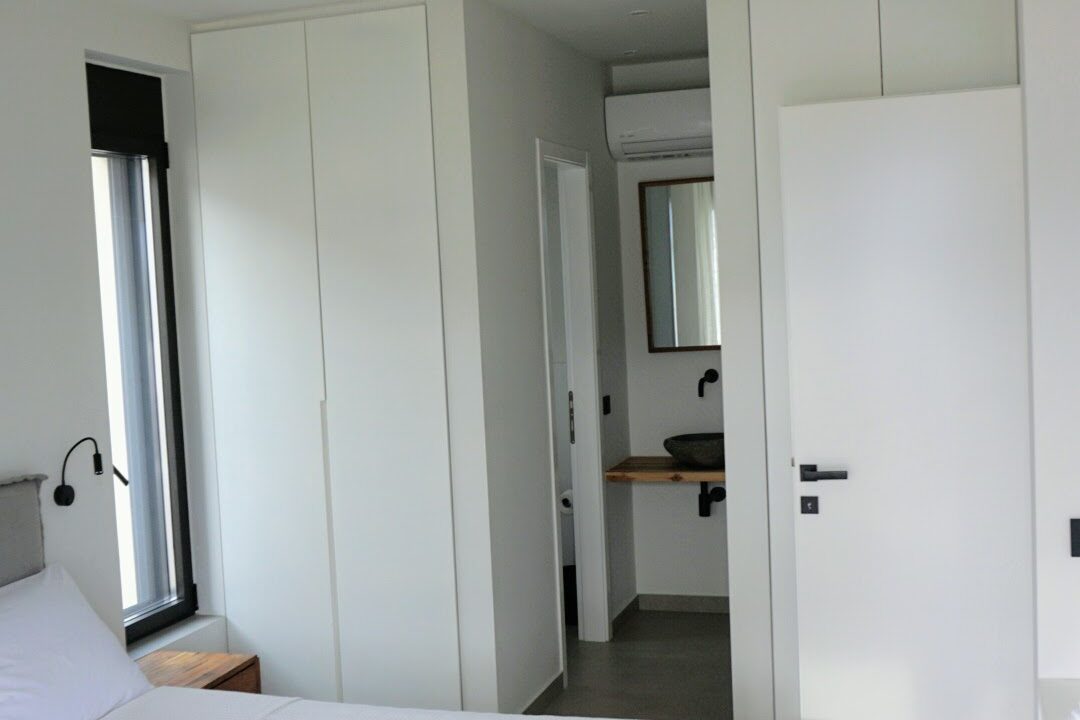 MASTER BEDROOM ENSUITE (3)